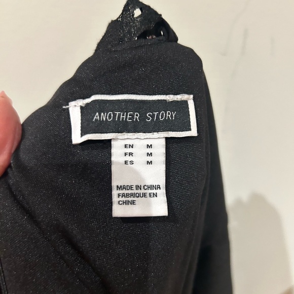 Black lace dress. - Picture 5 of 5